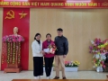 Nhân dịp ngày Thầy thuốc 27/02/2025, BGH phối hợp cùng công đoàn nhà trường tặng quà cho đ/c Bùi Thị Duyên – NV y tế của trường.